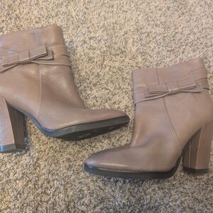 Kate Spade Mannie Bow Booties Boots Ankle Heeled Taupe Leather 7
